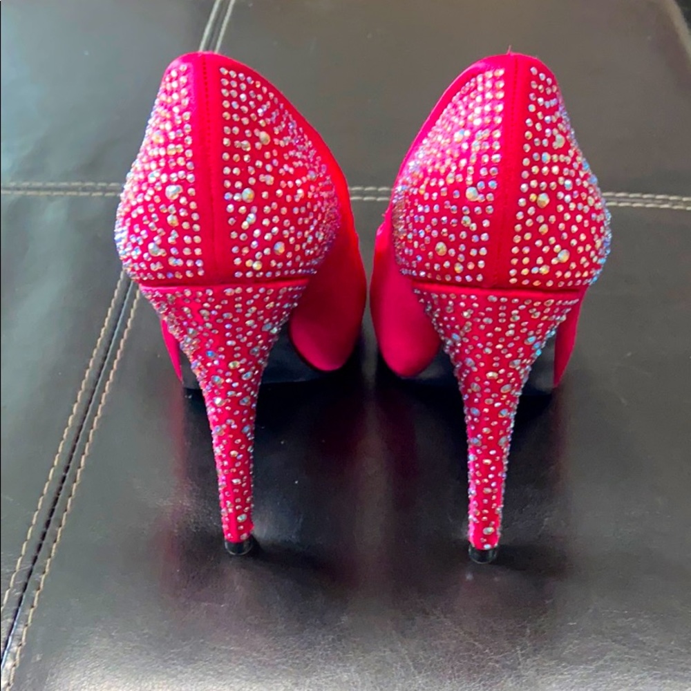 Steve Madden Raspberry Player Platform Pump